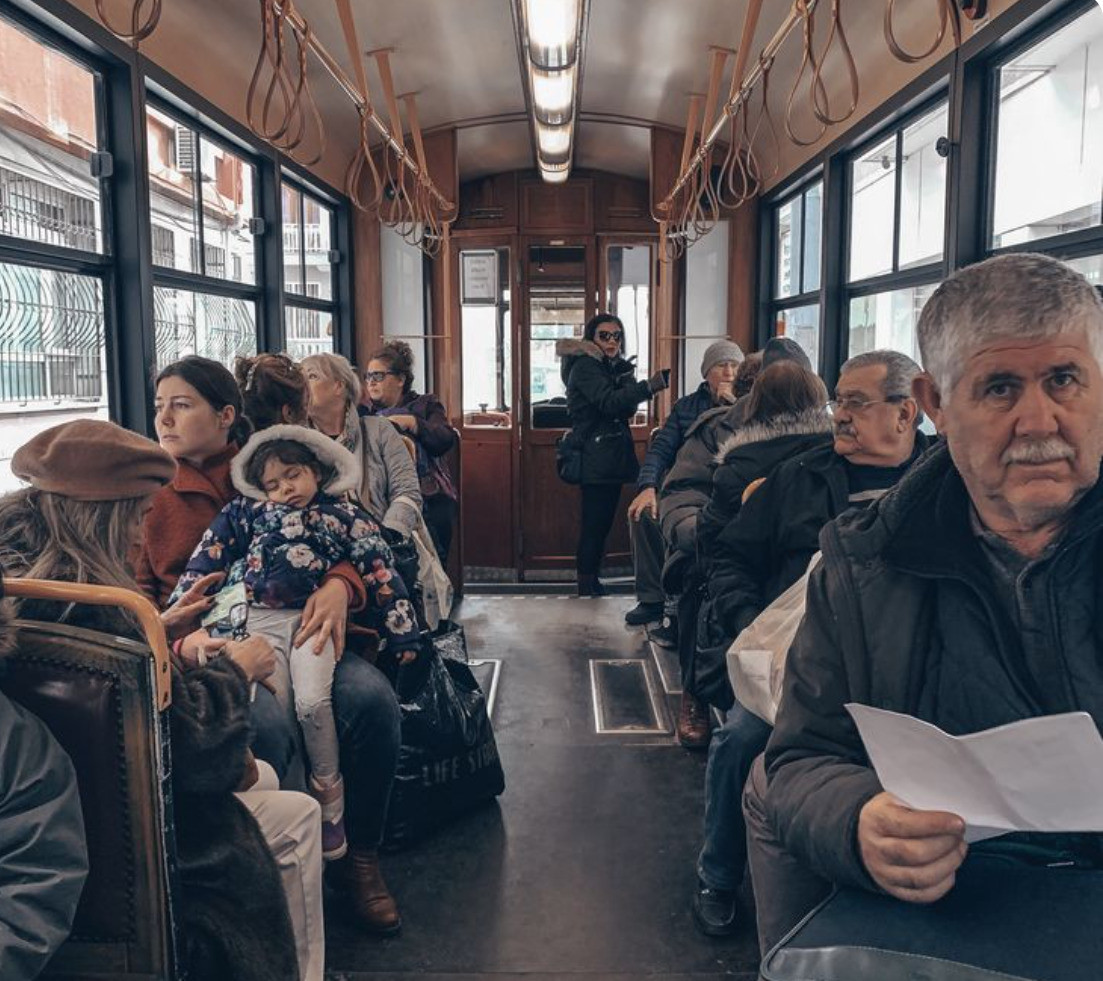 Ulaşımın hayatı ve insanı indirgeyici tavrının hilafına seyahat yavaşlığı, seyir hâlinde olmayı salık verir. 