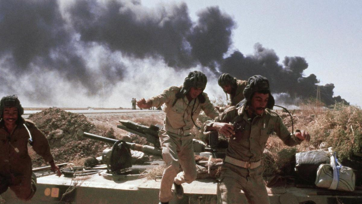 1980'den 1988 yılına kadar devam eden İran-Irak Savaşı sırasındaki İran'ın hava saldırısına maruz kalan Irak askerleri.