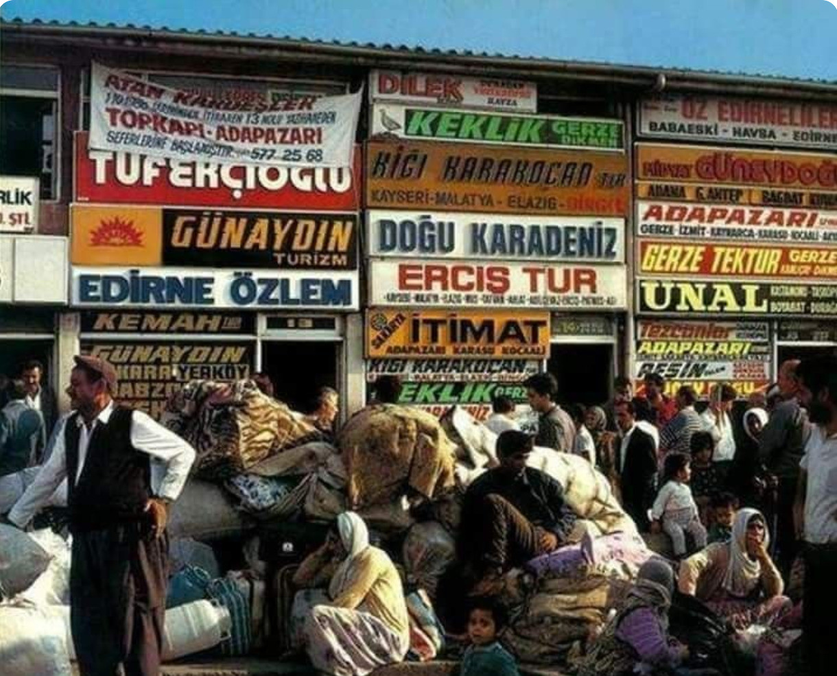 Önce otogarın ne olmadığıyla başlayalım. Trenler veya garlar, çoktan birer nostaljik gönderime sahiptir çoğumuz için. Gar-tren ikilisi söz konusu olduğunda çoktan her şey fazlasıyla güzellenebilirdir.