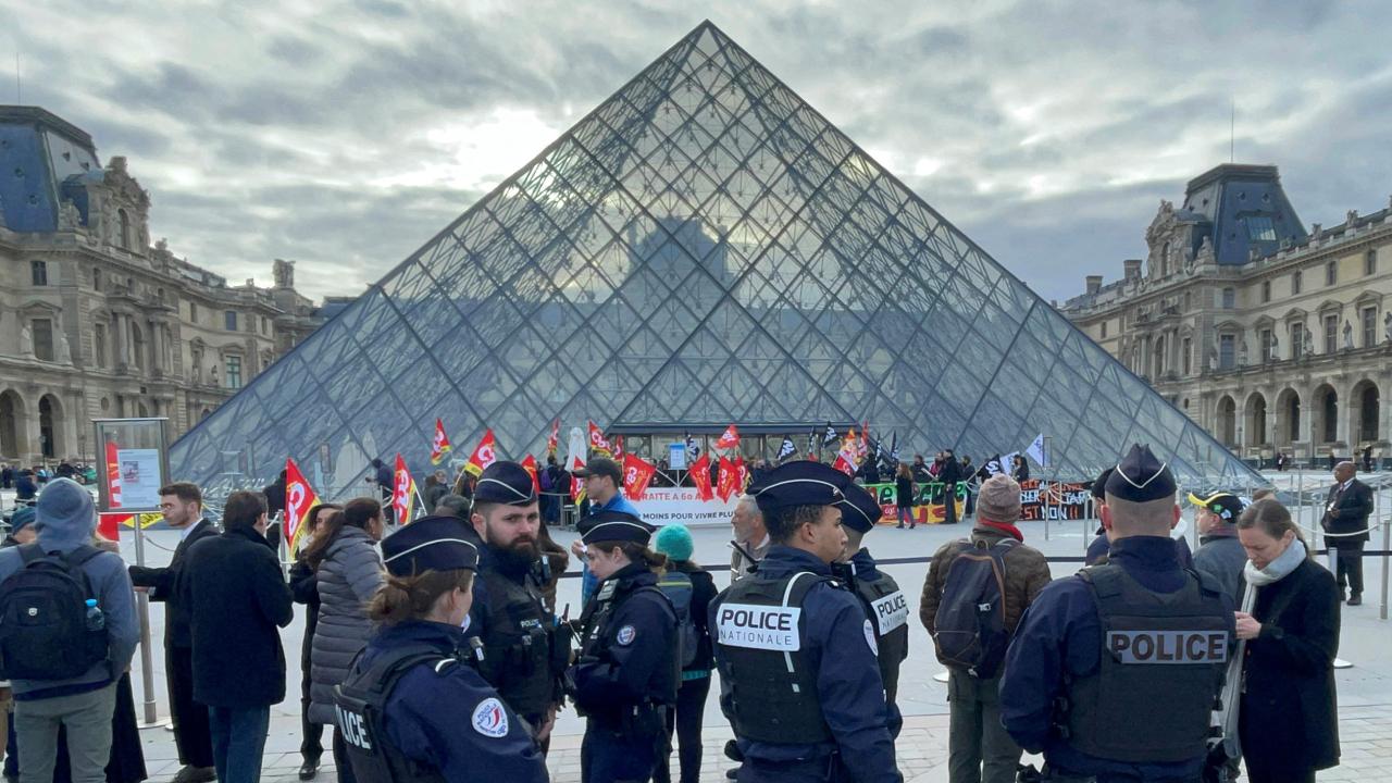 louvre-museum-protest-reu-2019219.jpg